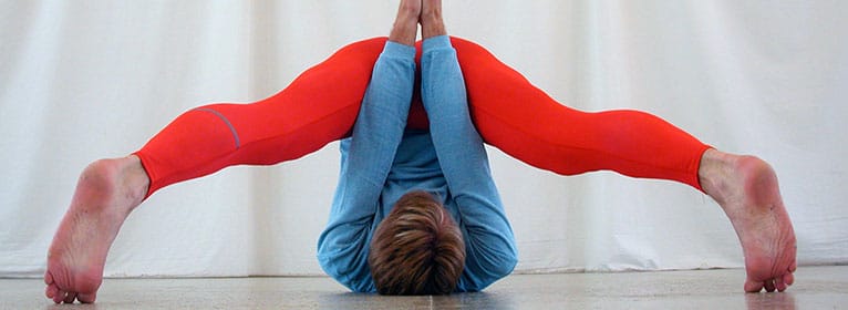 Achtsamkeit und Feldenkrais beim Yoga, gezeigt von M Woznica